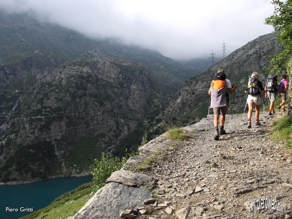 94 Costeggiando il lago del Barbellino.jpg